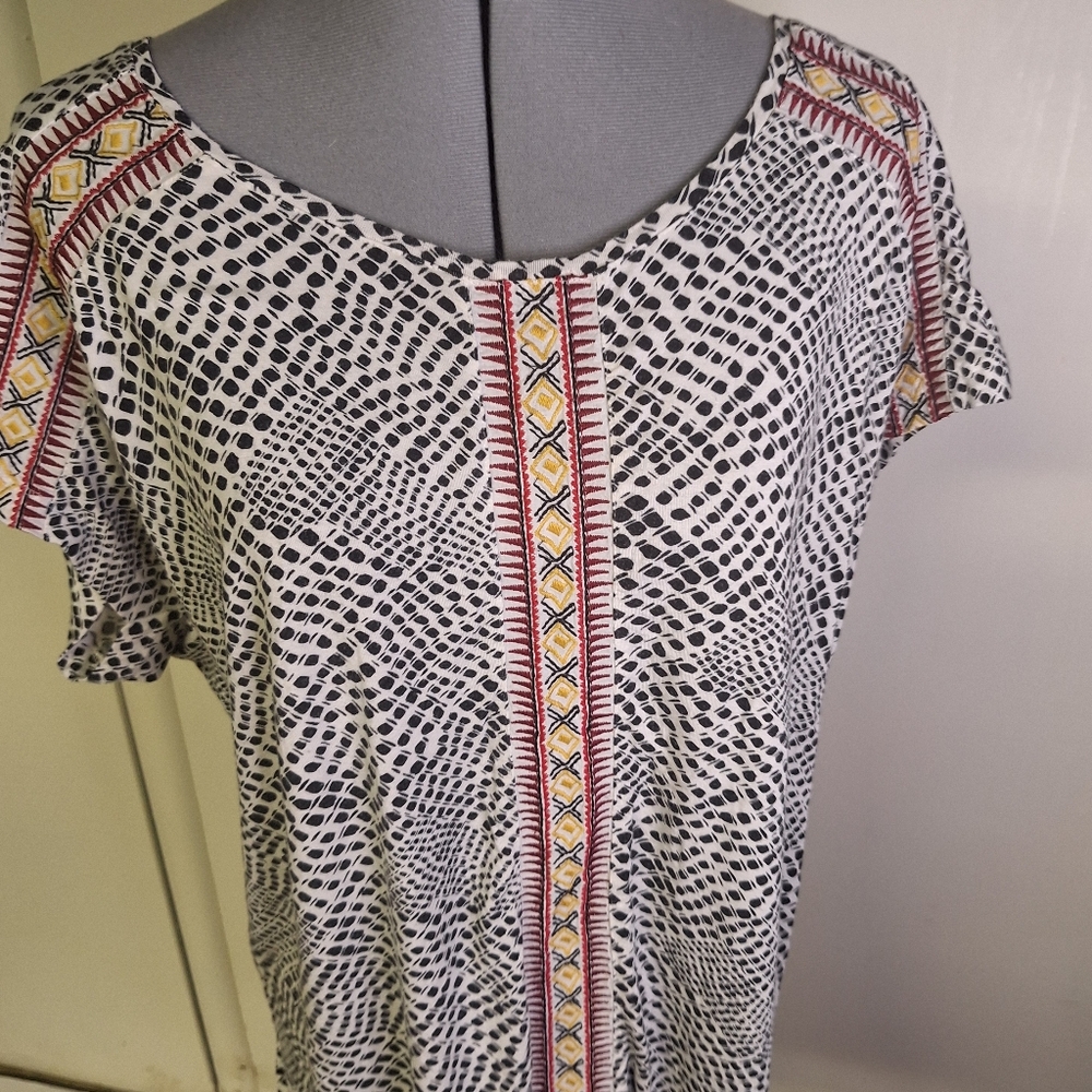 Geometric Black and White Top with Red and Yellow Accents.     Size XLp